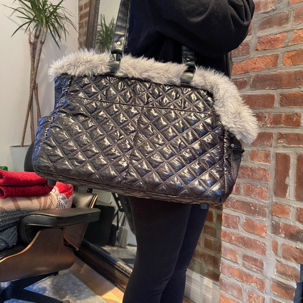 Luxury Pet Carrier in black, quilted with fur and pockets
